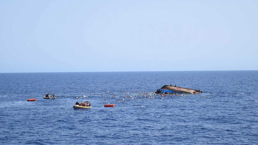 Estremecedora secuencia de un naufragio en el Canal de Sicilia