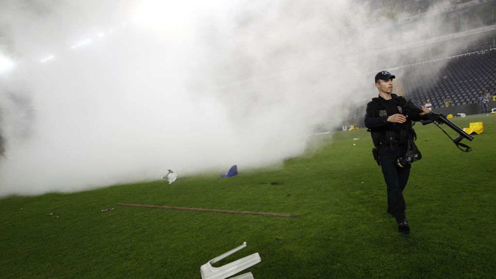 Duro enfrentamiento de los hinchas del Fenerbahce con la policía