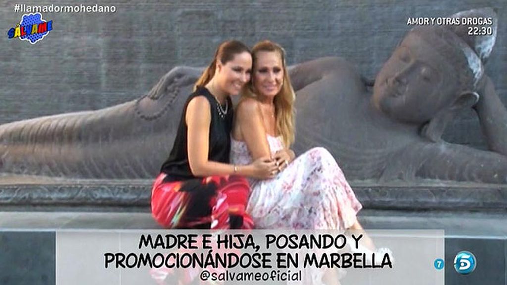 Madre e hija posan en Marbella