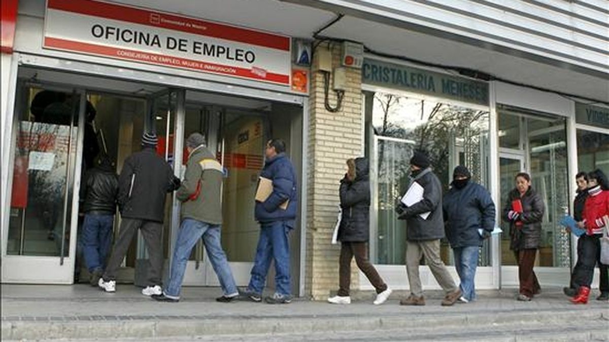 Cola para entrar en una oficina de empleo en Madrid. EFE/Archivo