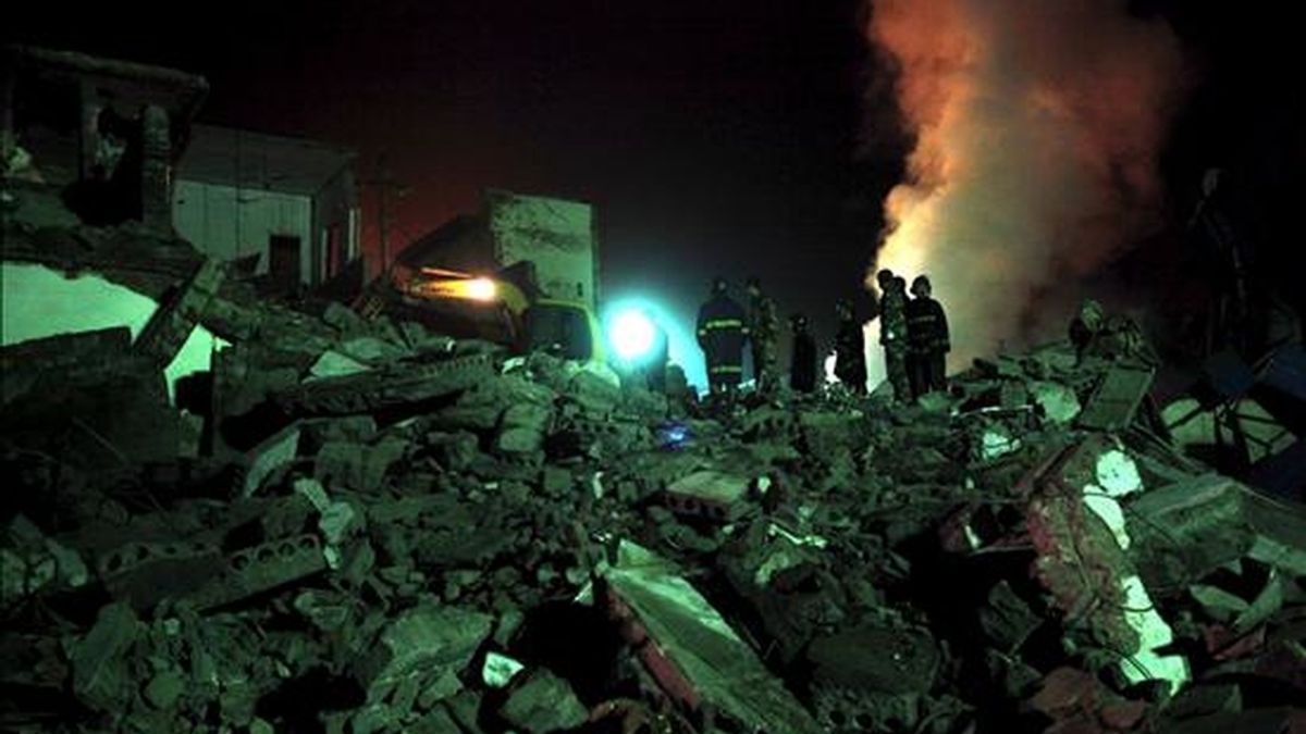 Bomberos chinos inspeccionan los daños tras una explosión en el interior de la mina de carbón. EFE/Archivo