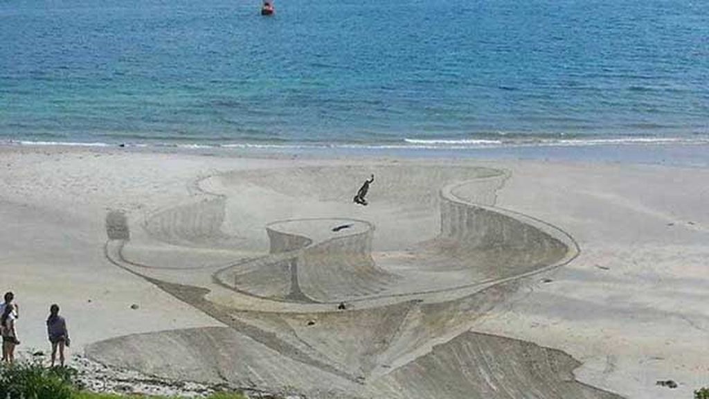 Crea imágenes en 3D solo con la arena de la playa