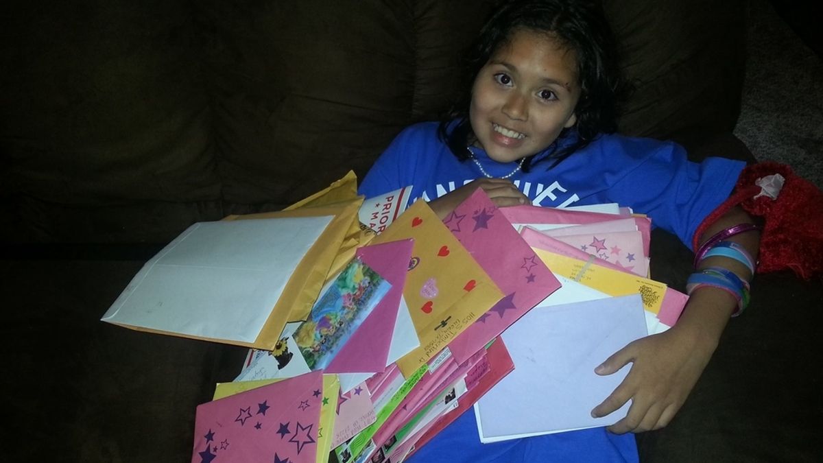 Una niña enferma le pidió a sus padres recibir una carta y ya ha recibido más 850