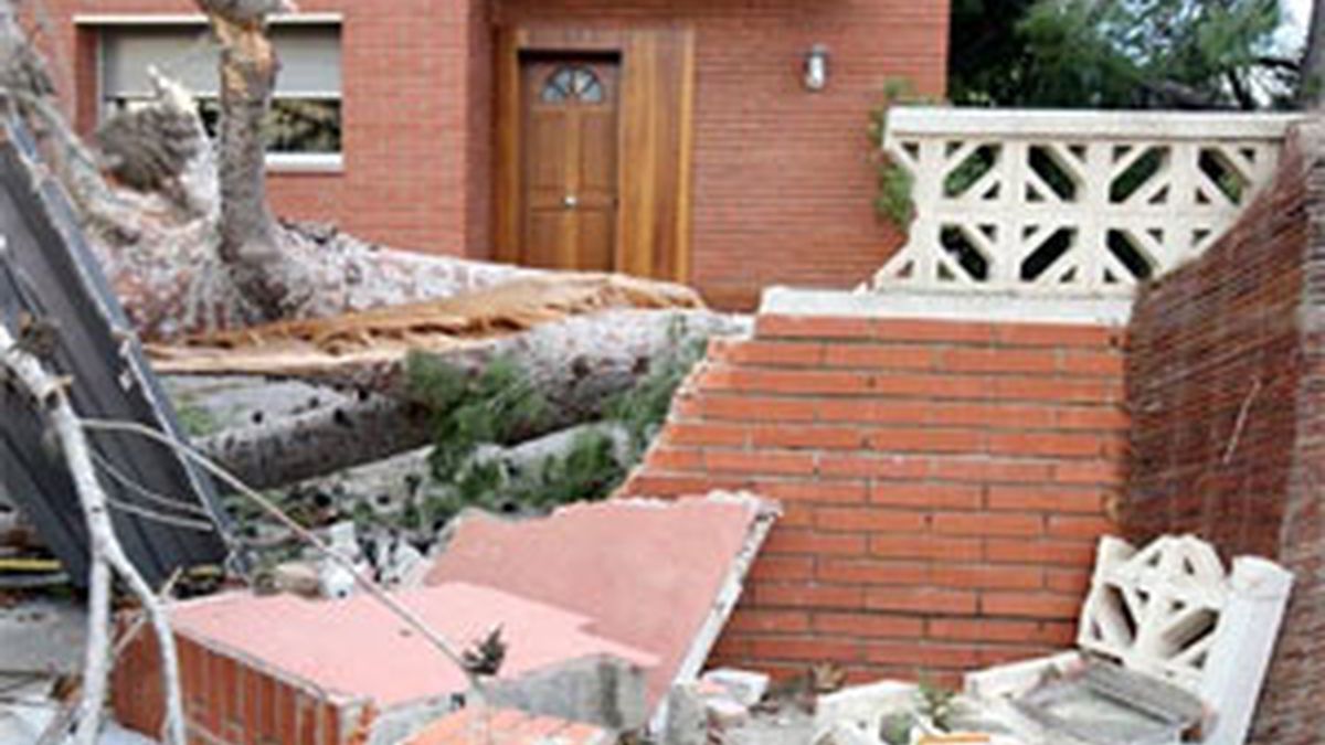 Una casa destrozada por la caída de un árbol a causa del fuerte viento en Castelldefels (Barcelona). Foto: EFE.