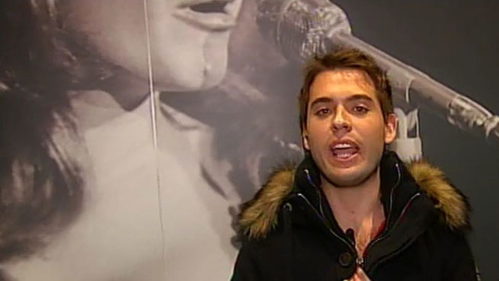 La biografía de la cantante, escrita en una inmesa pared