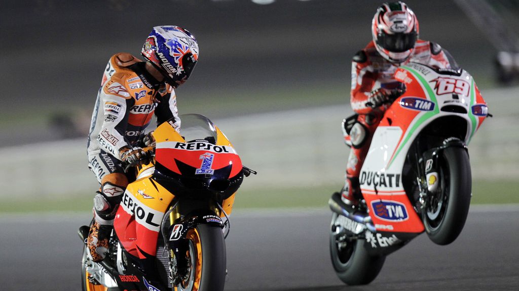 Casey Stoner observa un caballito de Nicky Hayden