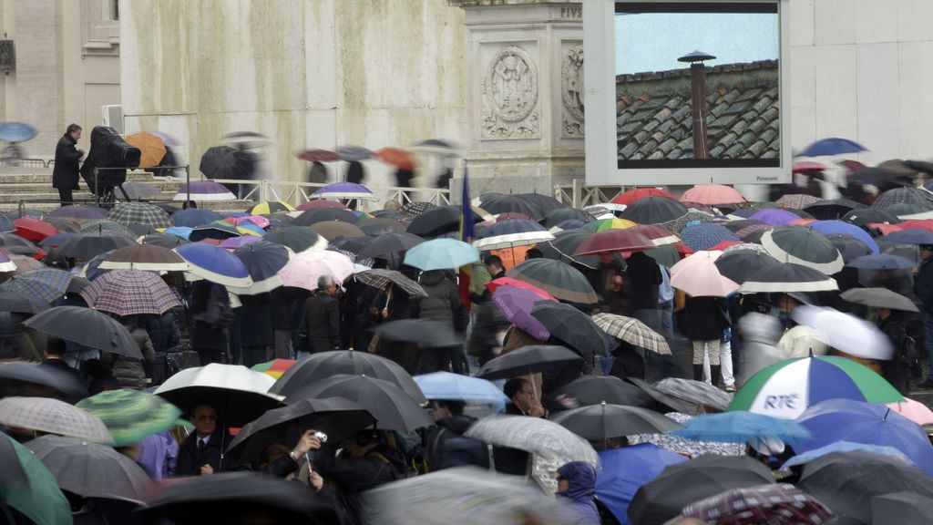 La lluvia no puede con los fieles