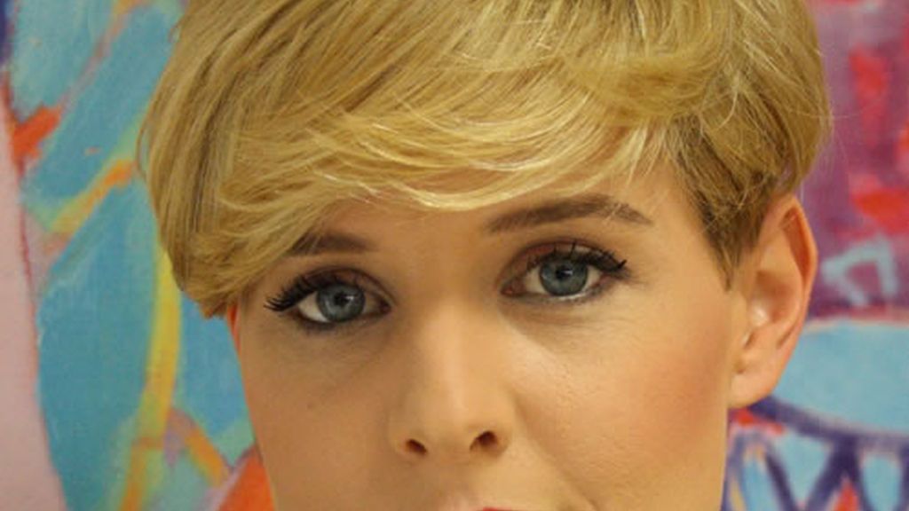 Look sencillo con labios rojo pasión