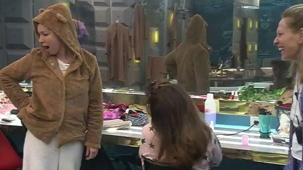 Liz, le avisa: "Déjame mitad de la cara fuera, tengo claustrofobia"
