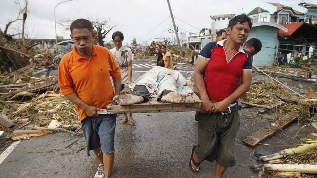 El súper tifón azota la ciudad Haiyan Tacloban en el centro de Filipinas