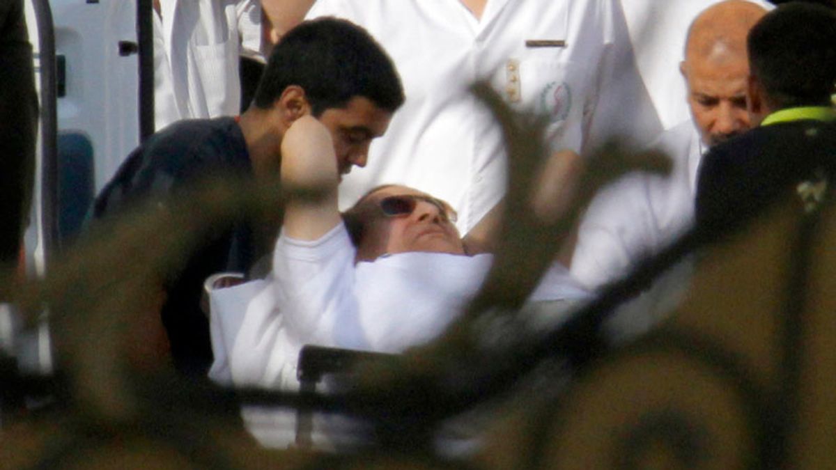 Mubarak abandona la prisión de Torá
