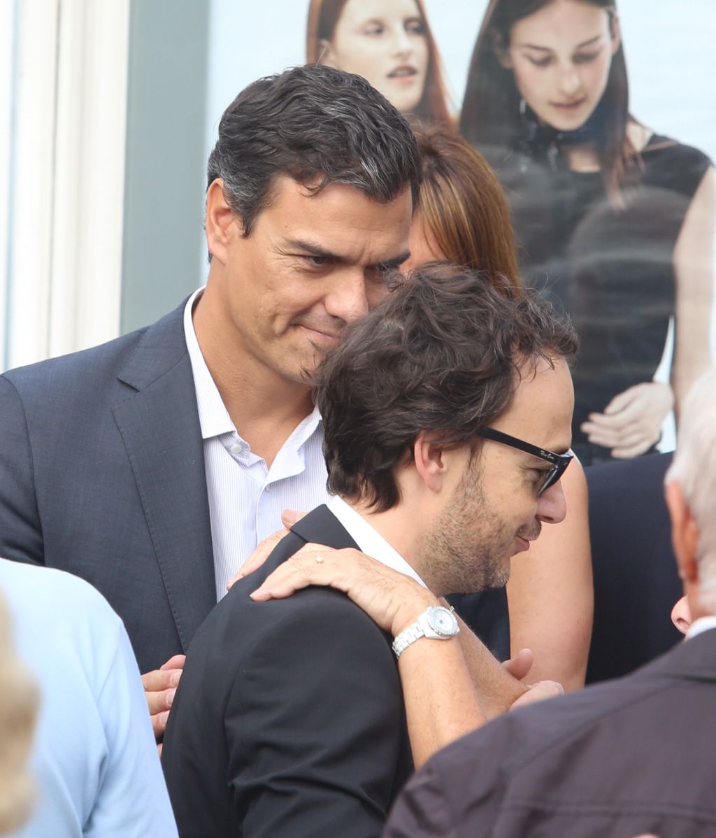 Sus compañeros de partido y amigos arropan a la familia