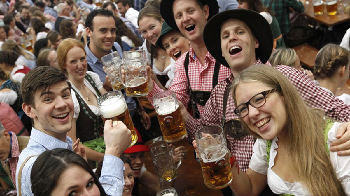 Jóvenes alemanes bebiendo cerveza
