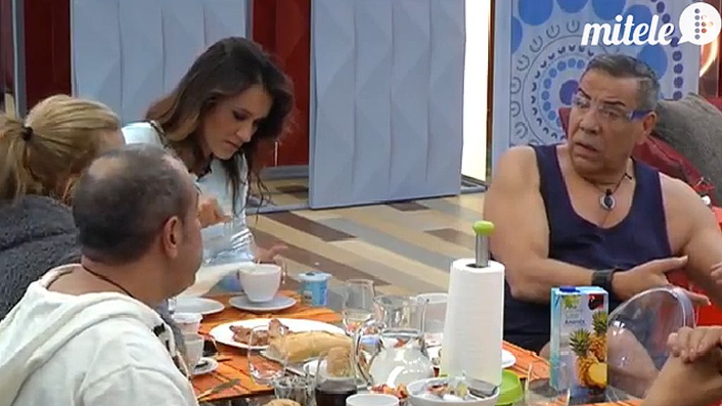 Ylenia vierte el zumo por mirarse al espejo y Aguasantas pide un médico