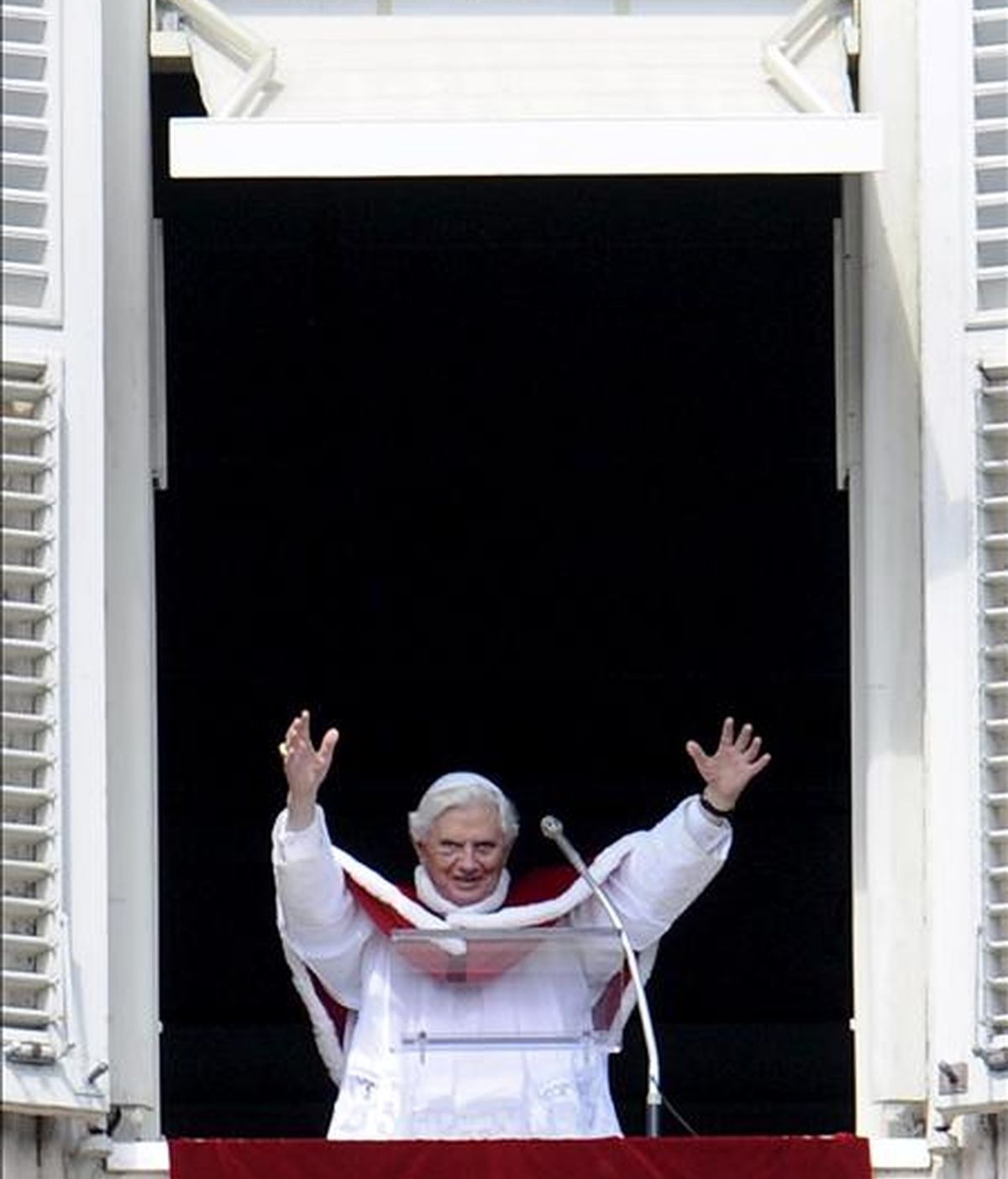 El papa Benedicto XVI ofrece su tradicional rezo del Ángelus dominical desde la ventana de su apartamento en Ciudad del Vaticano. EFE/Archivo
