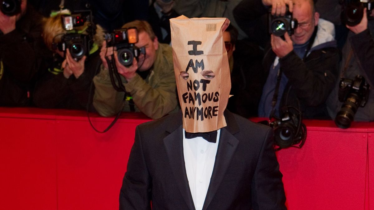 Shia LaBeouf con una bolsa en la cabeza en la alfombra roja de La Berlinale: "Ya no soy famoso"