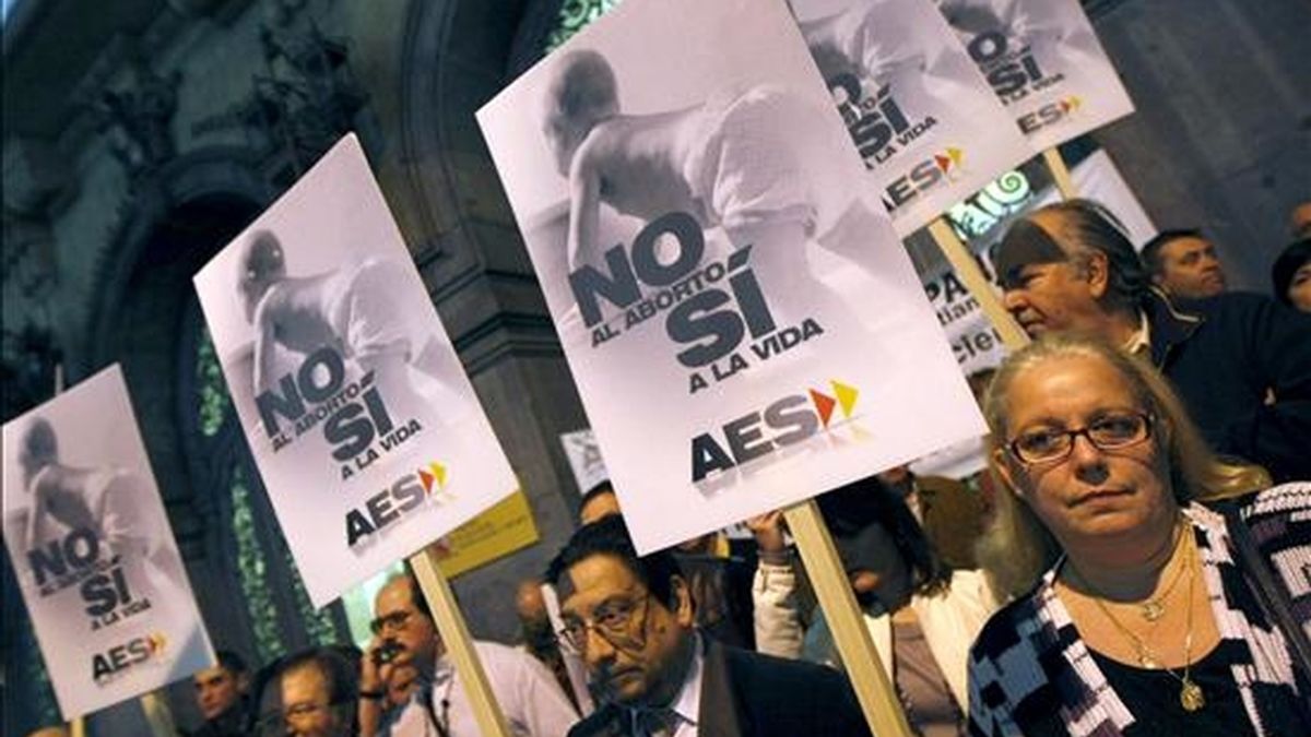 Vista de la concentración convocada por la organización Alternativa Española para protestar contra el aborto, frente al Ministerio de Igualdad. EFE/Archivo