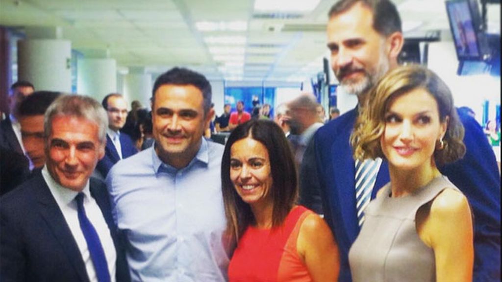 La edición de mediodía de Informativos Telecinco con los Reyes