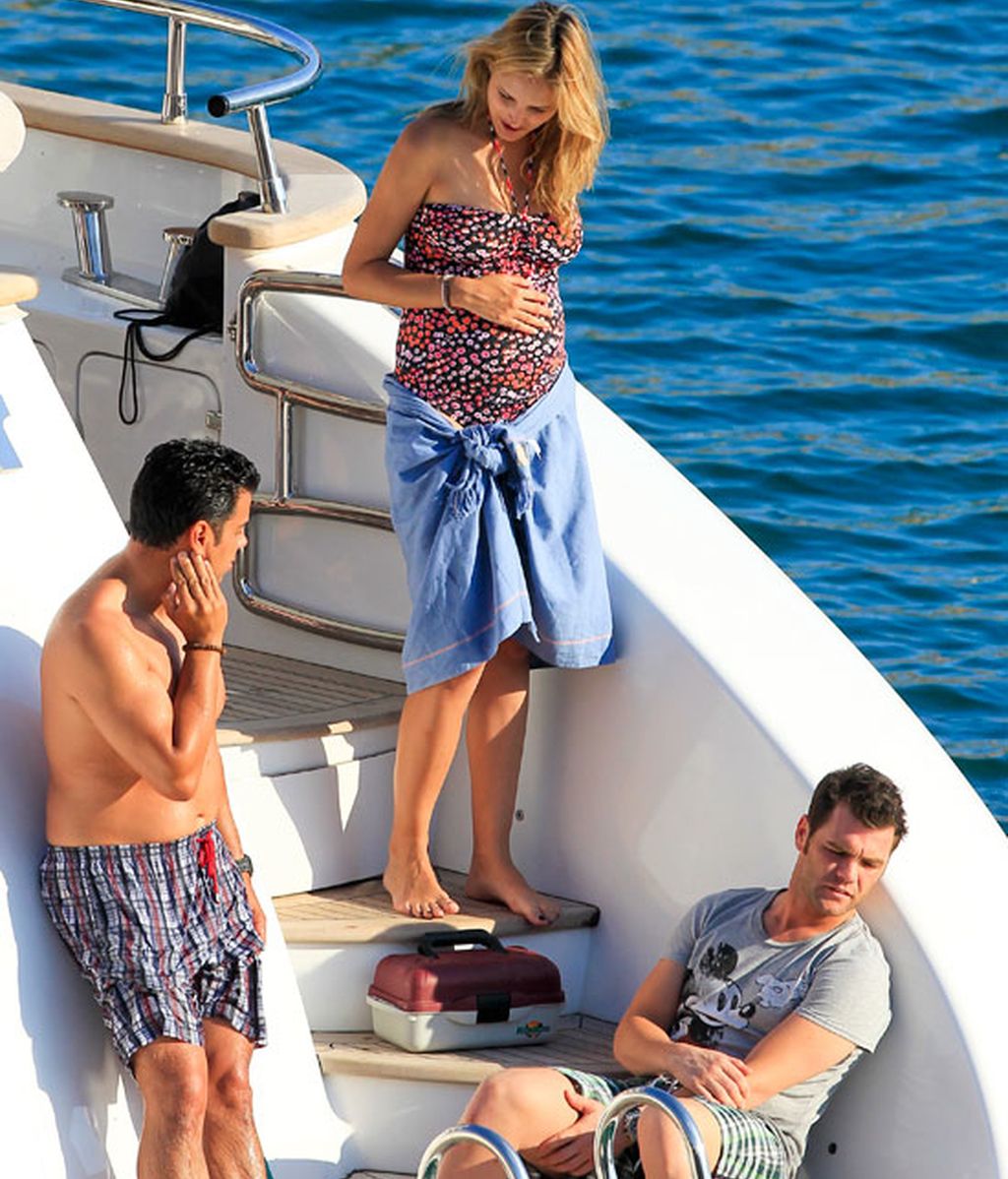 Fonsi Nieto y su novia Alba Carrillo presumen de embarazo