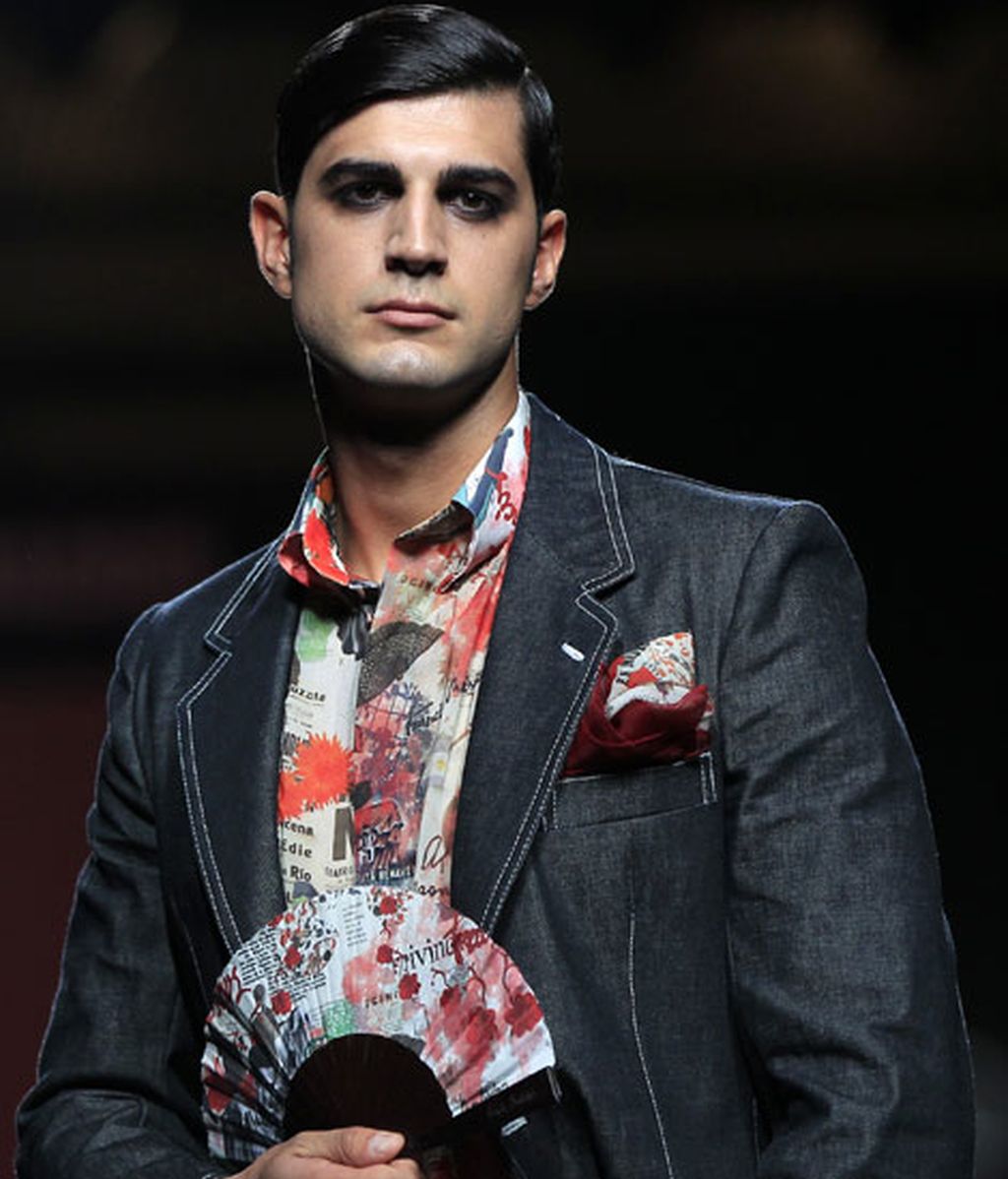 Una pasarela llena de flores y color