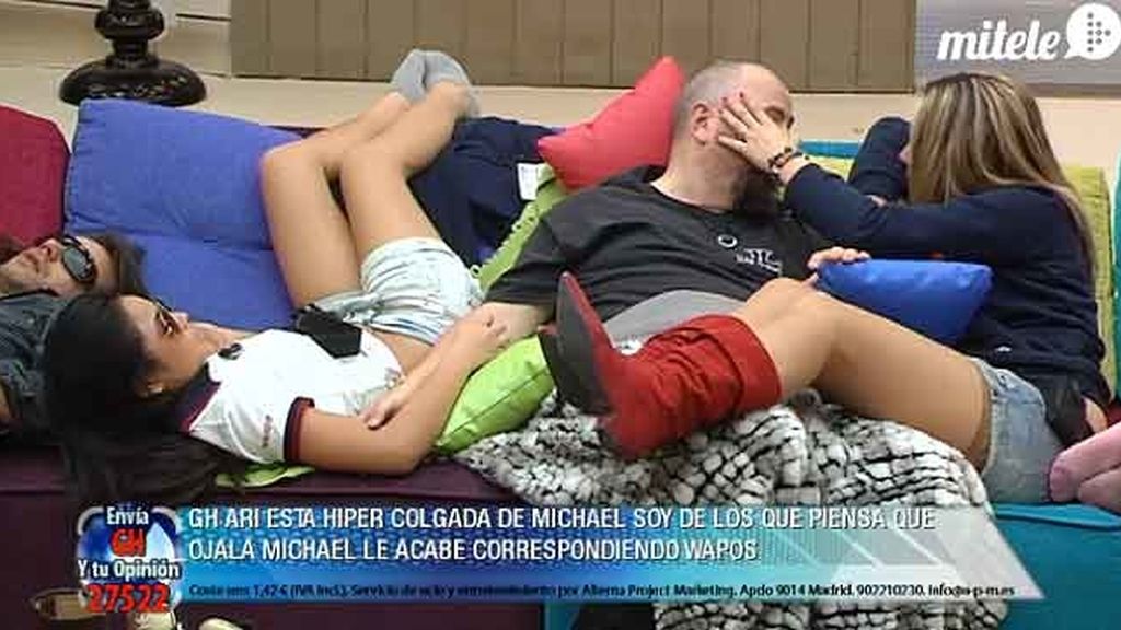 Juan, además de dejarse querer, también se deja depilar las cejas...