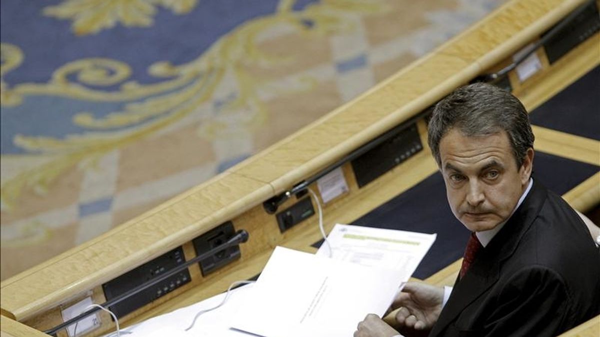 El presidente del Gobierno, José Luis Rodríguez Zapatero, durante la sesión de control al Gobierno,  en el Senado. EFE/Archivo