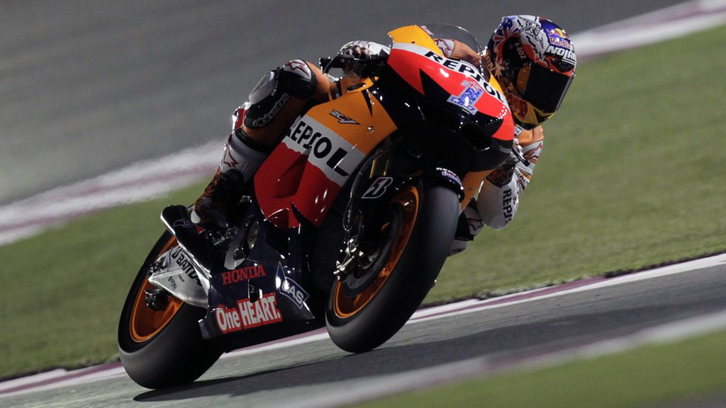 Casey Stoner sale de una curva en Lossail