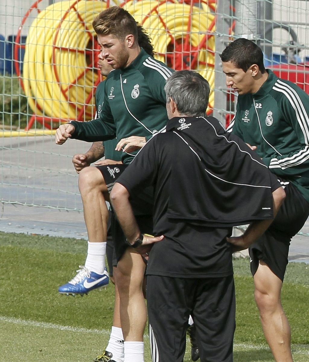 Los jugadores del Real Madrid, Sergio Ramos y el argentino Ángel di María junto a José Mourinho