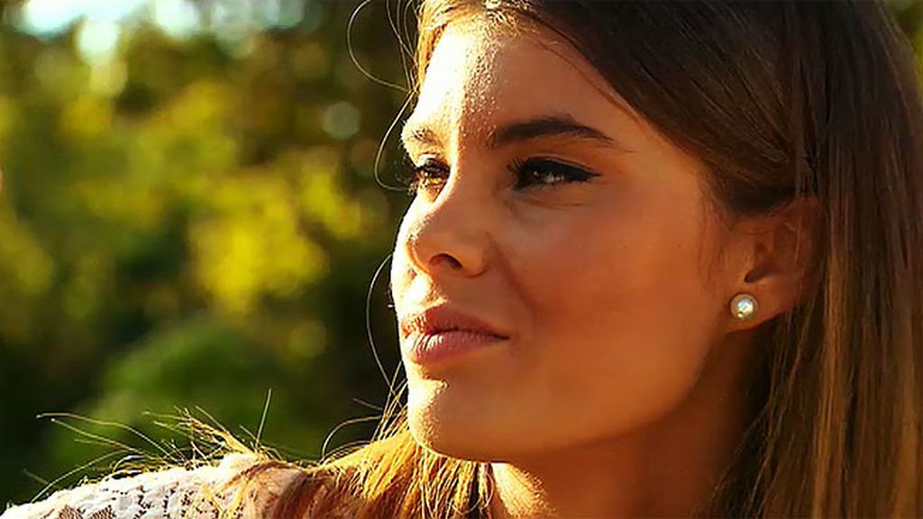 Triana le roba un beso a un pretendiente en la primera cita por primera vez