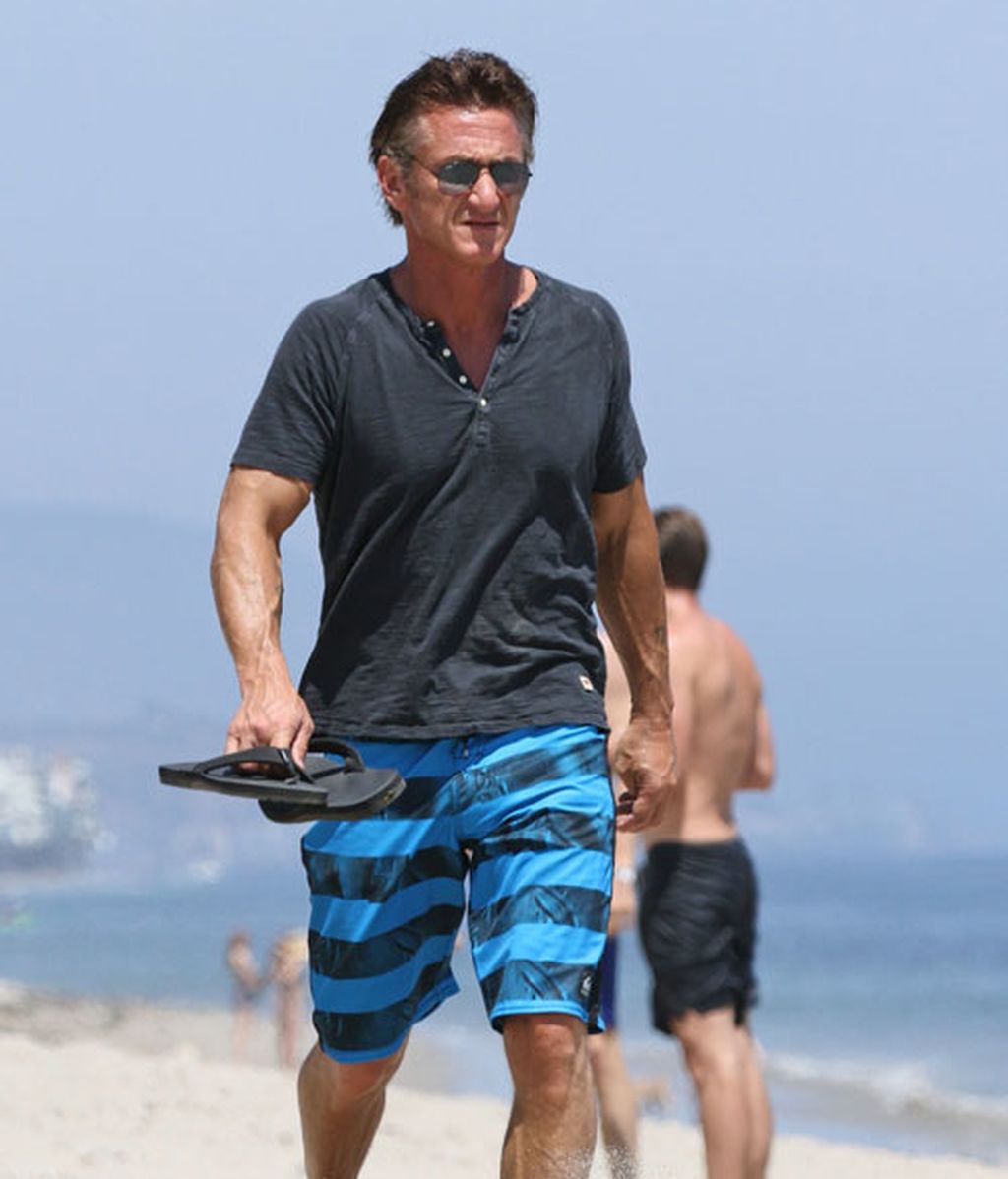 Sean Penn, en la playa con nueva chica