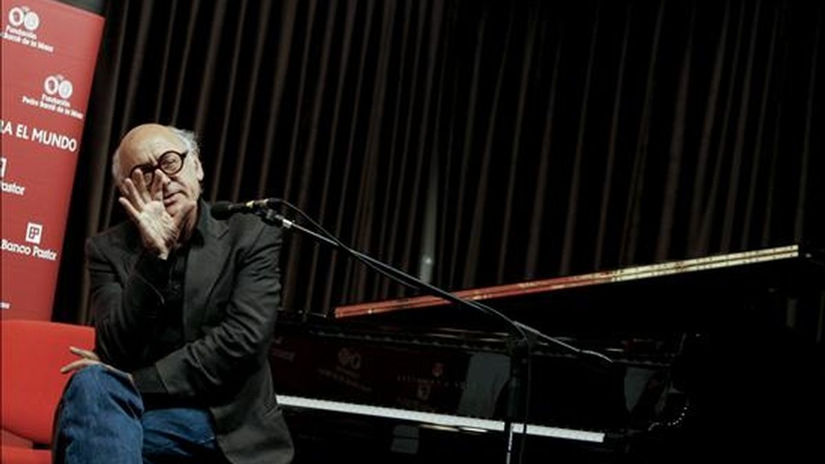 El pianista y compositor británico Michael Nyman ofrece una conferencia de prensa sobre el cierre de su gira española en A Coruña, donde se pondrá al frente de la Orquesta Sinfónica de Galicia para el Concierto de Reyes 2011, organizado por la Fundación Barrié. EFE