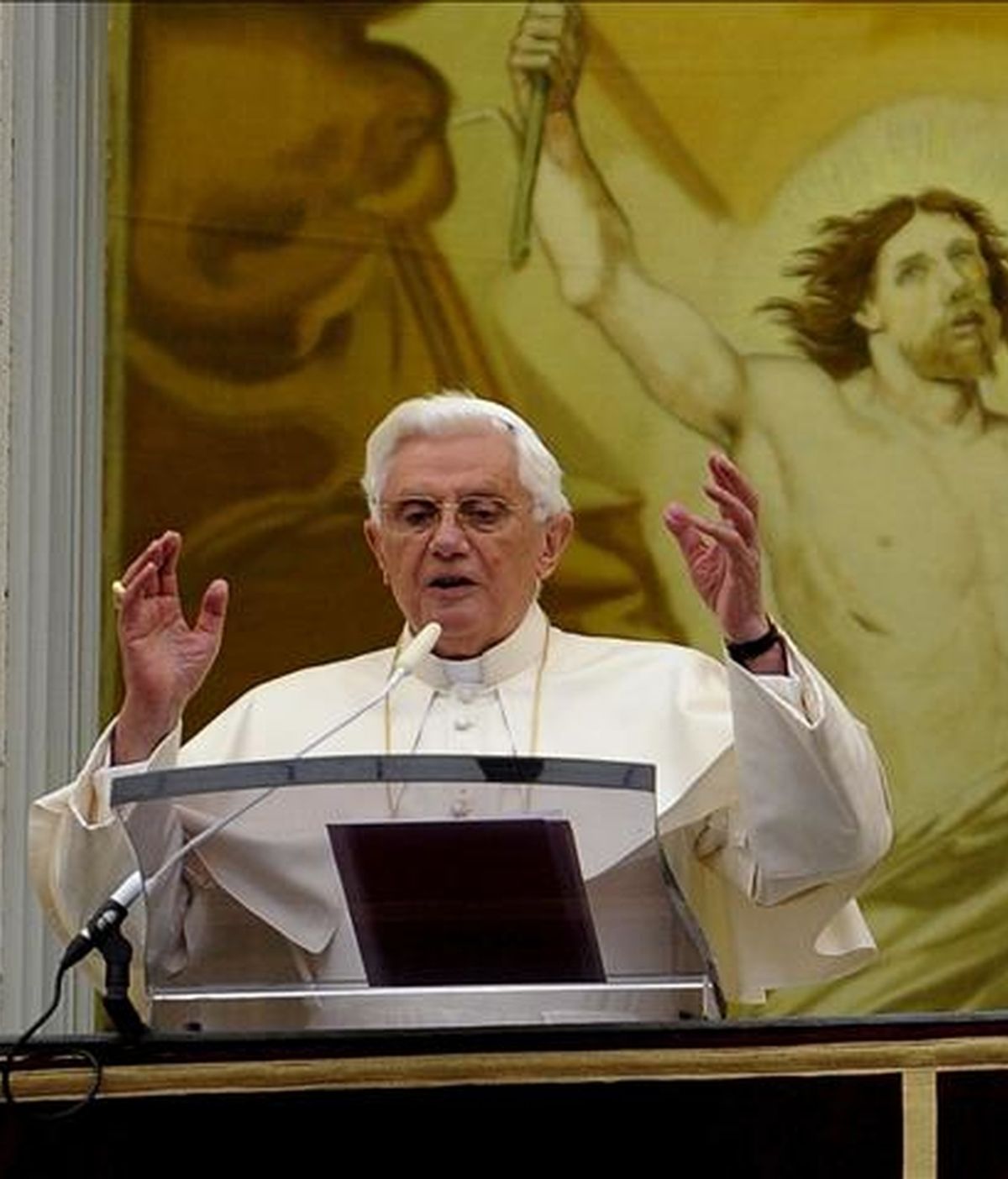El papa Benedicto XVI (en la imagen) insistió en que "nunca se siente solo" en el cuarto aniversario de su Pontificado. EFE/Archivo