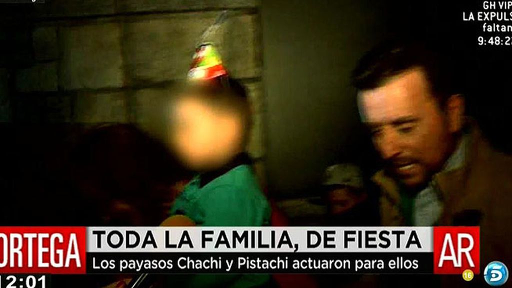La celebración fue en un bus teatro y la actuación corrió a cargo de los payasos 'Chachi y Pistachi'