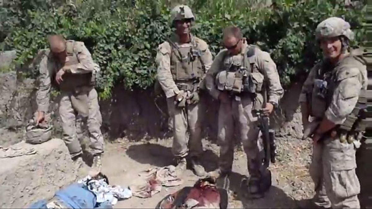 Marines orinando sobre talibanes