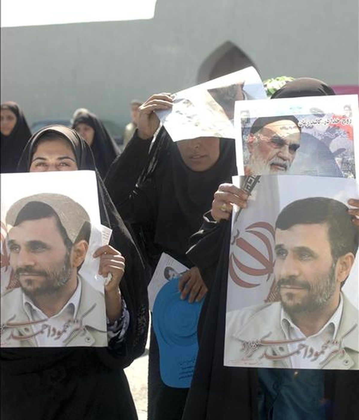 Seguidoras del actual mandatario iraní, Mahmud Ahmadineyad, muestran carteles de su líder en una jornada en la que más de 46 millones de iraníes eligen hoy presidente entre el propio Ahmadineyad y una tripleta de candidatos reformistas y conservadores. EFE