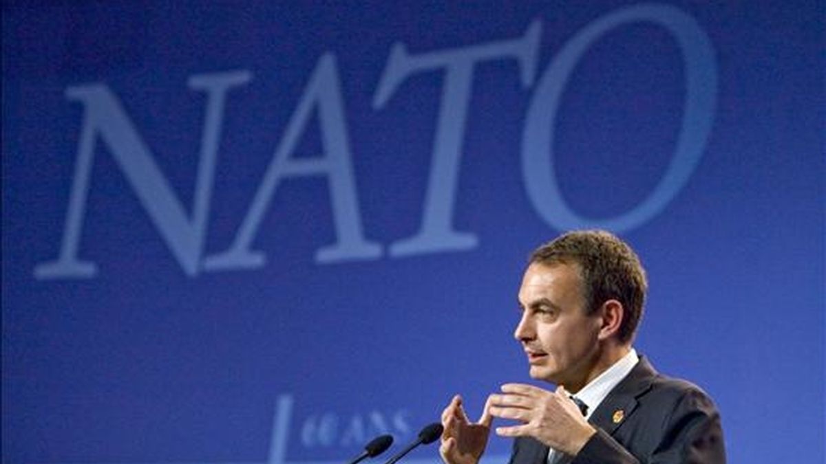 El presidente del Gobierno, José Luis Rodríguez Zapatero, durante la rueda de prensa ofrecida tras concluir la Cumbre de la OTAN celebrada en Estrasburgo. EFE