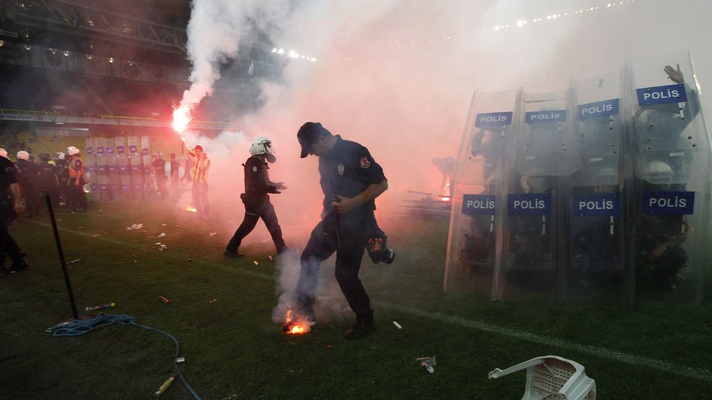 Duro enfrentamiento de los hinchas del Fenerbahce con la policía