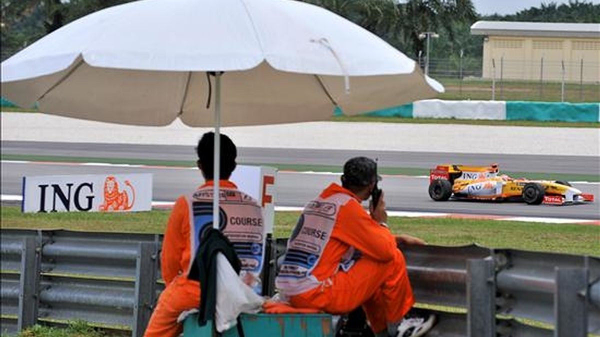 El piloto español de la escudería Renault de Fórmula Uno, Fernando Alonso, conduce su monoplaza durante la sesión de clasificación en el circuito de Sepang, a las afueras de Kuala Lumpur, Malasia. El Gran Premio de Fórmula Uno de Malasia se disputará mañana domingo. EFE