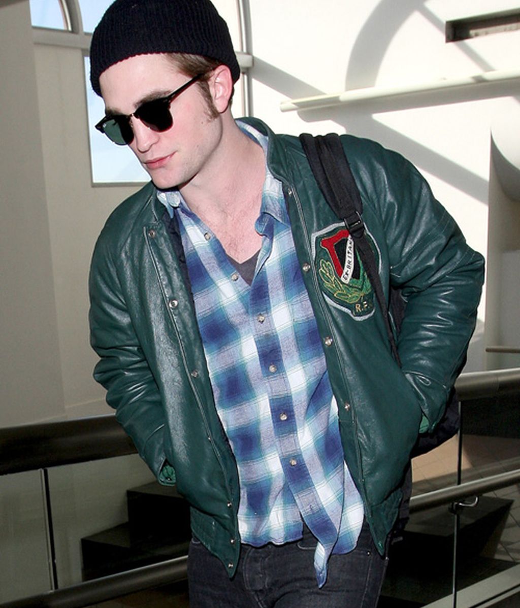 Robert Pattinson, solo y cabizbajo