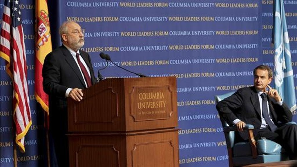 El presidente del Gobierno español, José Luis Rodríguez Zapatero (d), escucha la intervención del Premio Nobel de Economía Joseph Stiglitz (i), durante una conferencia en la Universidad de Columbia. EFE/Archivo El presidente del Gobierno español, José Luis Rodríguez Zapatero (d), escucha la intervención del Premio Nobel de Economía Joseph Stiglitz (i), durante una conferencia en la Universidad de Columbia. EFE/Archivo