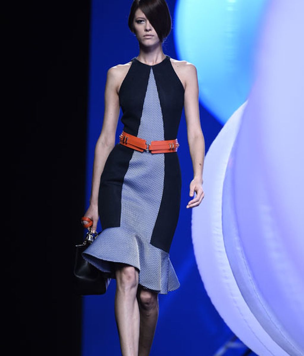 Bordados y drapeados rompen la geometría