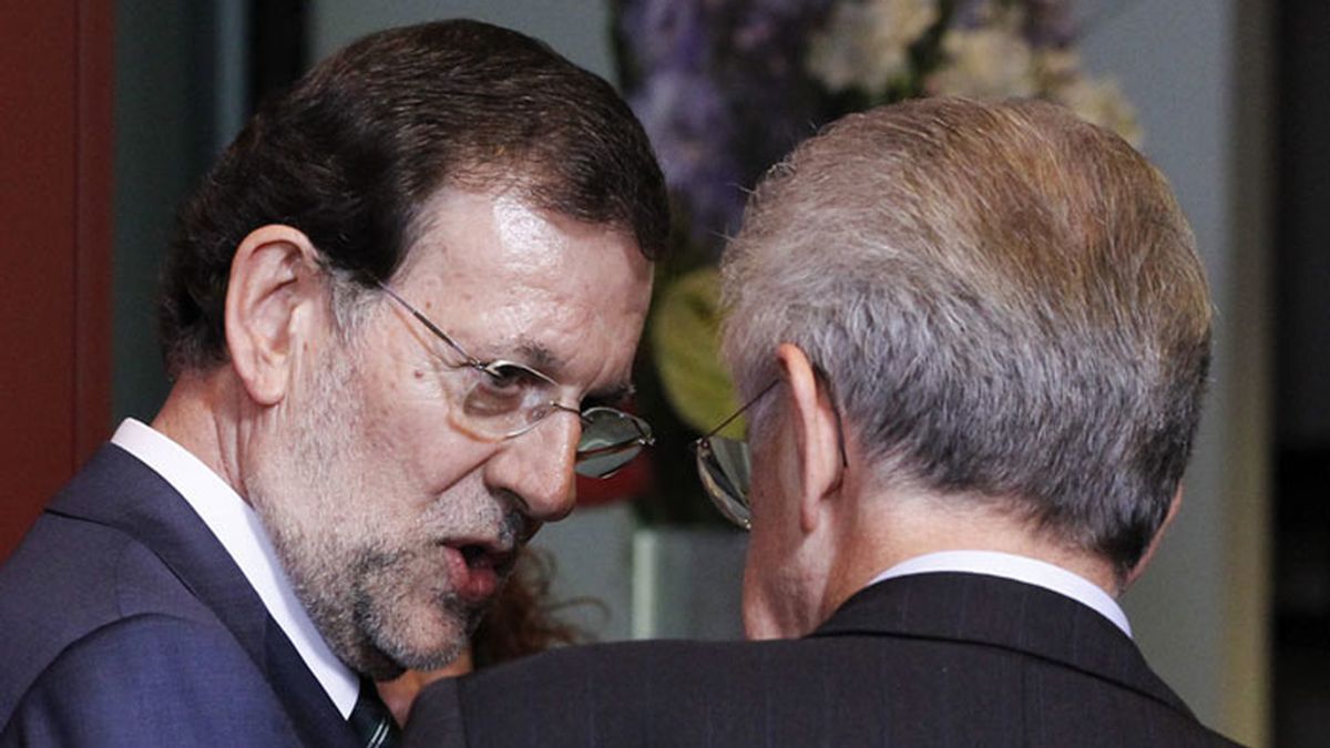 El presidente español Mariano Rajoy conversa con el primer ministro italiano Mario Monti