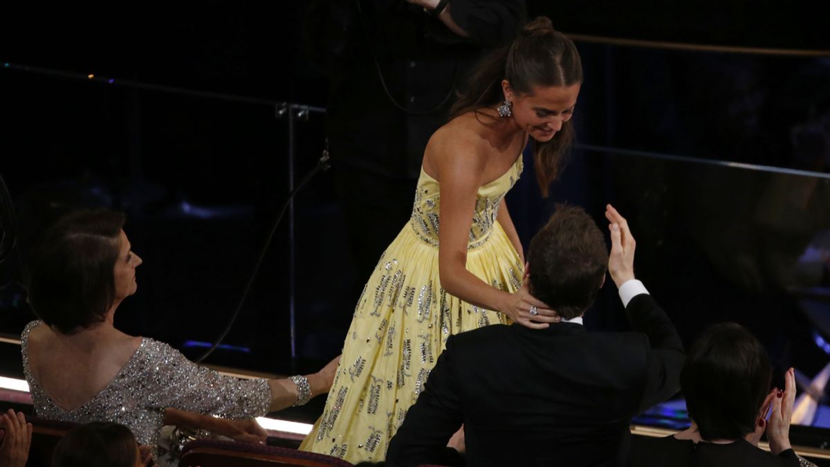 Alicia Vikander y  Michael Fassber en los Óscar