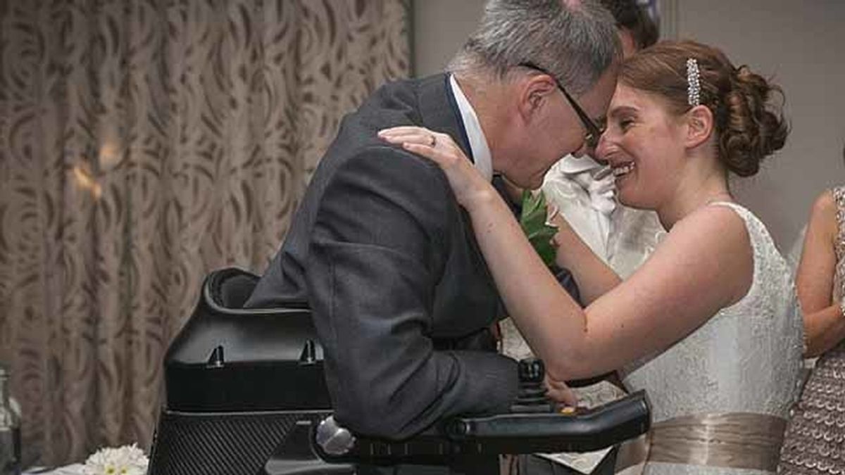 Un tetrapléjico sorprende a su hija andando el día de su boda