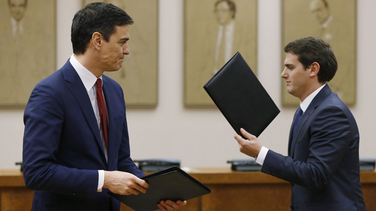 Sánchez y Rivera firman un acuerdo de investidura y legislatura
