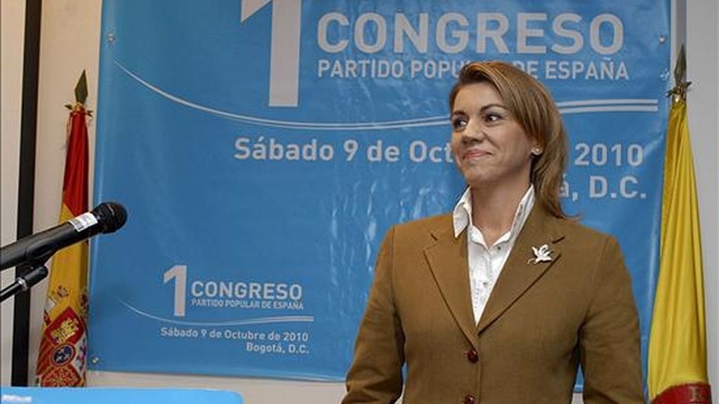 La secretaria general del Partido Popular, María Dolores de Cospedal, durante la clausura del I Congreso del PP en Colombia, donde criticó a los gobiernos que "desde la complicidad activa" alientan a organizaciones terroristas y le ofrecen sus territorios como "santuarios" o "campos de adiestramiento". EFE La secretaria general del Partido Popular, María Dolores de Cospedal, durante la clausura del I Congreso del PP en Colombia, donde criticó a los gobiernos que "desde la complicidad activa" alientan a organizaciones terroristas y le ofrecen sus territorios como "santuarios" o "campos de adiestramiento". EFE