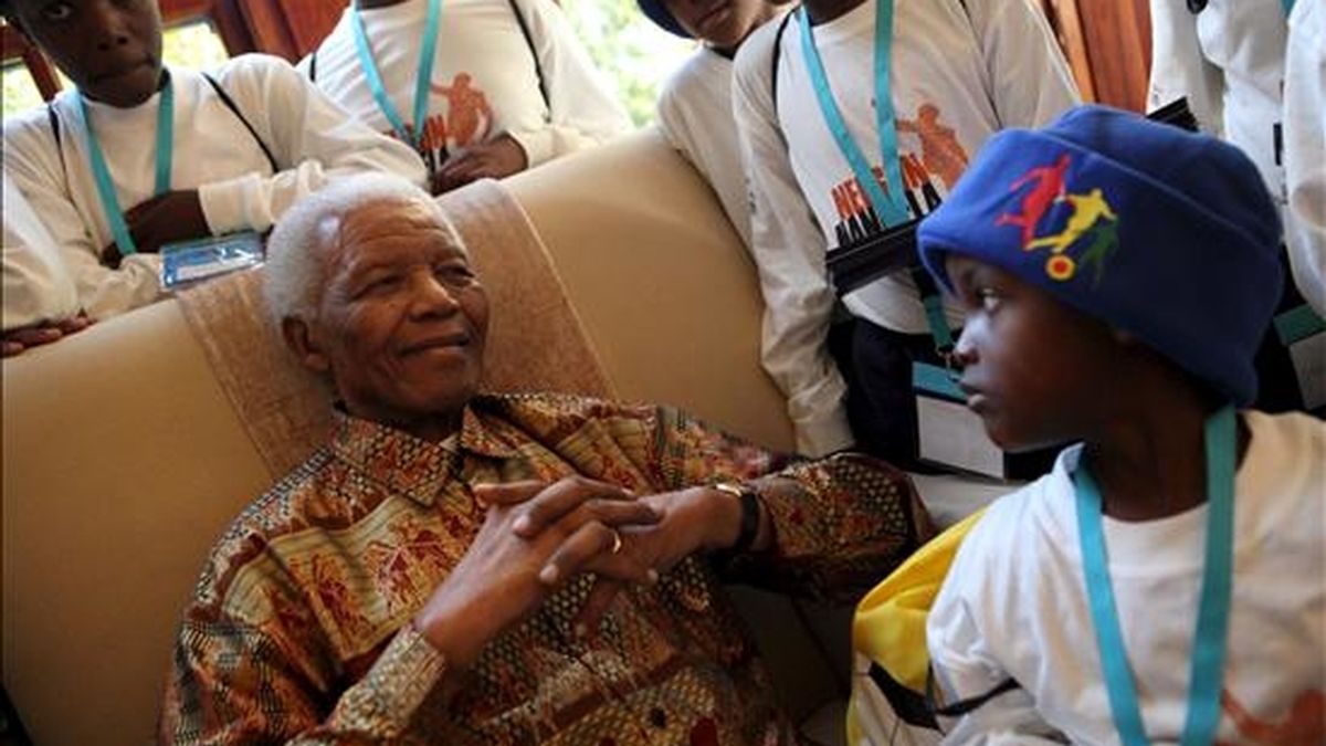 Foto facilitada el sábado 17 de julio de 2010, por la Fundación Nelson Mandela, que muestra al primer presidente negro de Sudáfrica y Premio Nobel de la Paz, Nelson Mandela, junto a un grupo de niños provenientes de las localidades de Mvezo y Qunu, que viajaron a su casa en Johannesburgo, Sudáfrica, para saludarlo en la víspera de su 92 cumpleaños. EFE