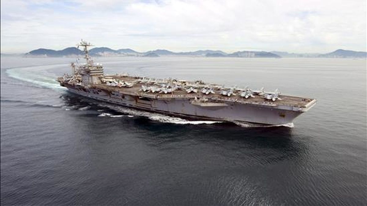Fotografía facilitada por la Marina estadoundiense que muestra el portaaviones estadounidense 'USS George Washington' en la costa frente a Busan (Corea del Sur). EFE