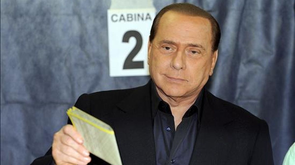El primer ministro italiano, Silvio Berlusconi, ejerce su derecho al voto en las elecciones al Parlamento Europeo en un colegio electoral de Milán (Italia), el 7 de junio pasado. EFE/Archivo