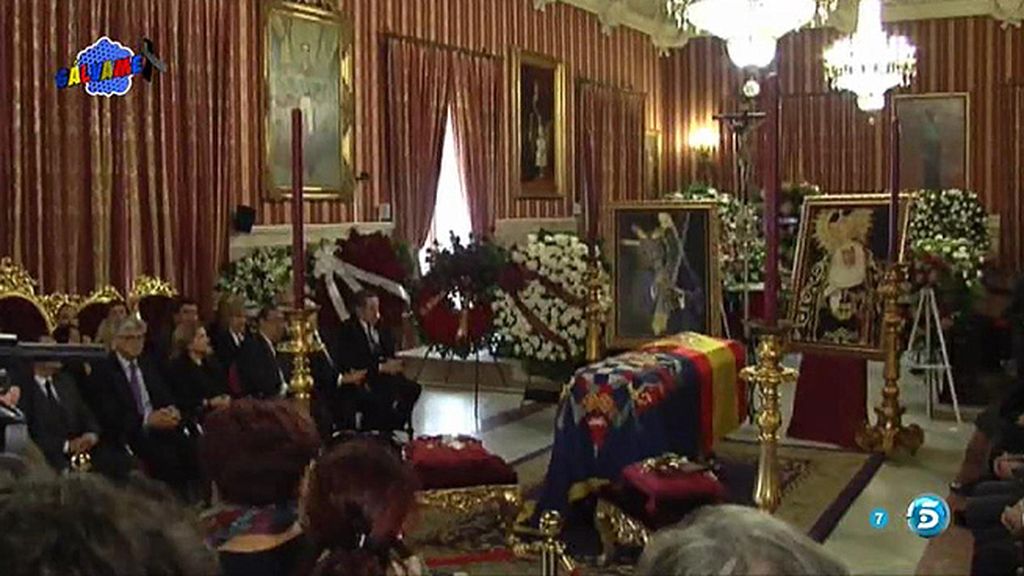 Multitud de personas acuden a la capilla ardiente
